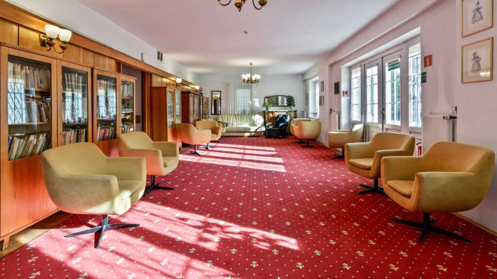 Stylowe czerwone dywany w salach Domu Artystów Weteranów